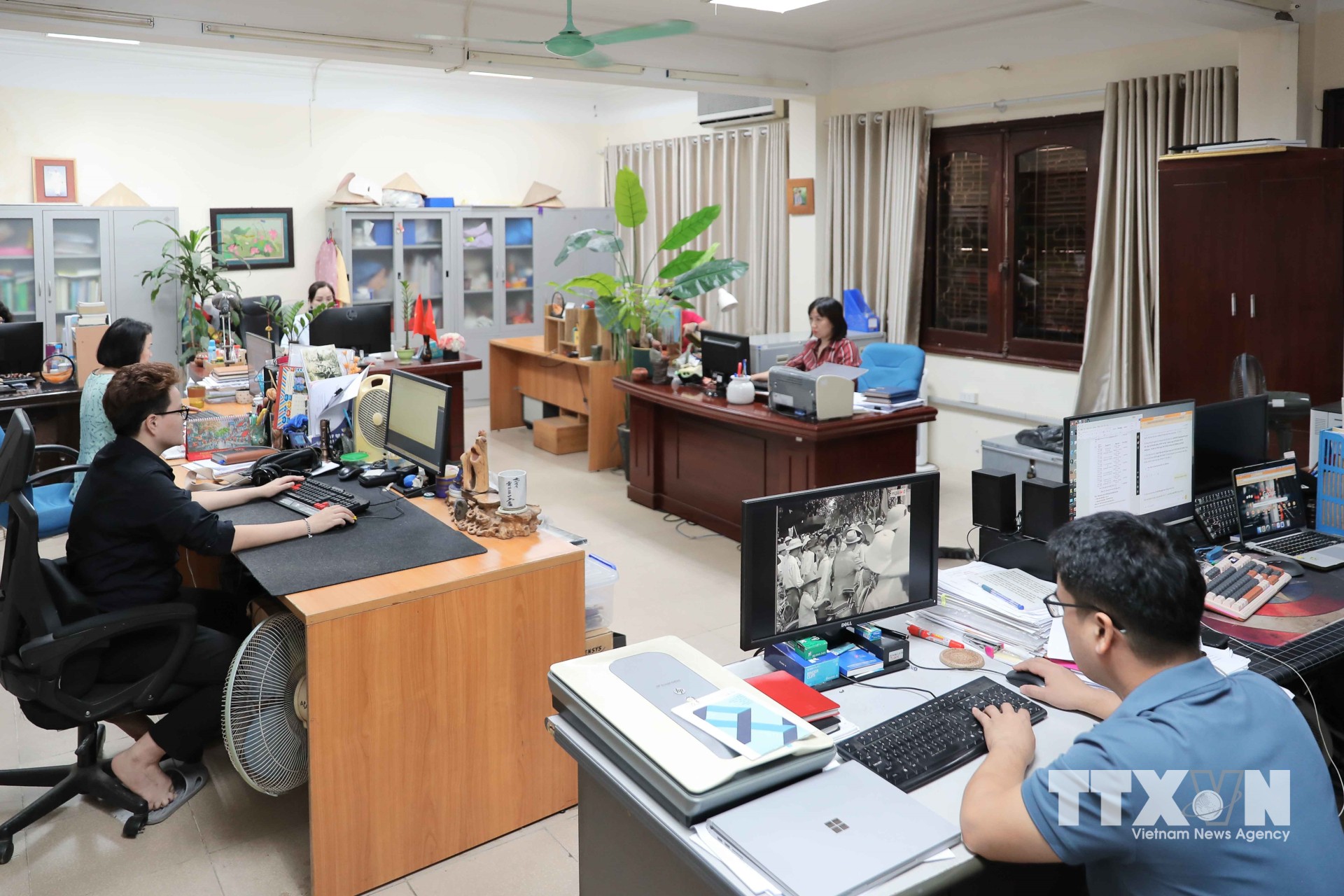 Cán bộ Bảo tàng Phụ nữ Việt Nam biên tập, xử lý tư liệu ảnh lịch sử trên máy tính, góp phần phục dựng, nâng cao chất lượng hình ảnh và tạo ra các tác phẩm ảnh phục vụ công tác trưng bày, triển lãm. (Ảnh: Phan Phương/TTXVN)